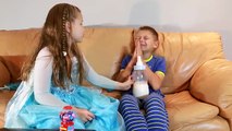 La MAGIA de CHICLES w/ Frozen Elsa y Malos Bebé Botella de Leche vs Maléfica Divertida Película de Superhéroes