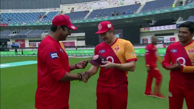 PSL 2017 Match 4- Islamabad United v Lahore Qalandars - Shane Watson receiving Fazal Mahmud Cap