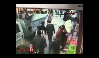 Dev oyuncak ayıyı çaldılar