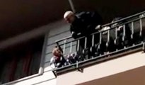Kafası balkon demirlerine sıkışan çocuğu itfaiye kurtardı