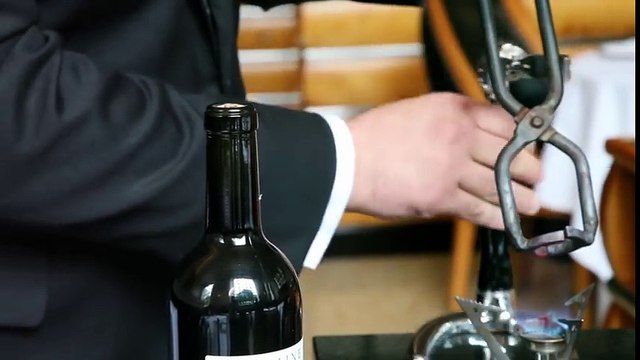Voici une vieille méthode très efficace qui vous permet d’ouvrir une bouteille de vin.