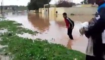 marocains nagent dans les inondations سلا غمرتها الفيضانات