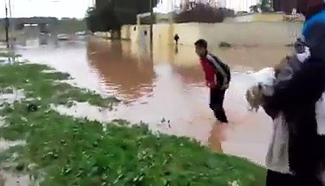 marocains nagent dans les inondations سلا غمرتها الفيضانات