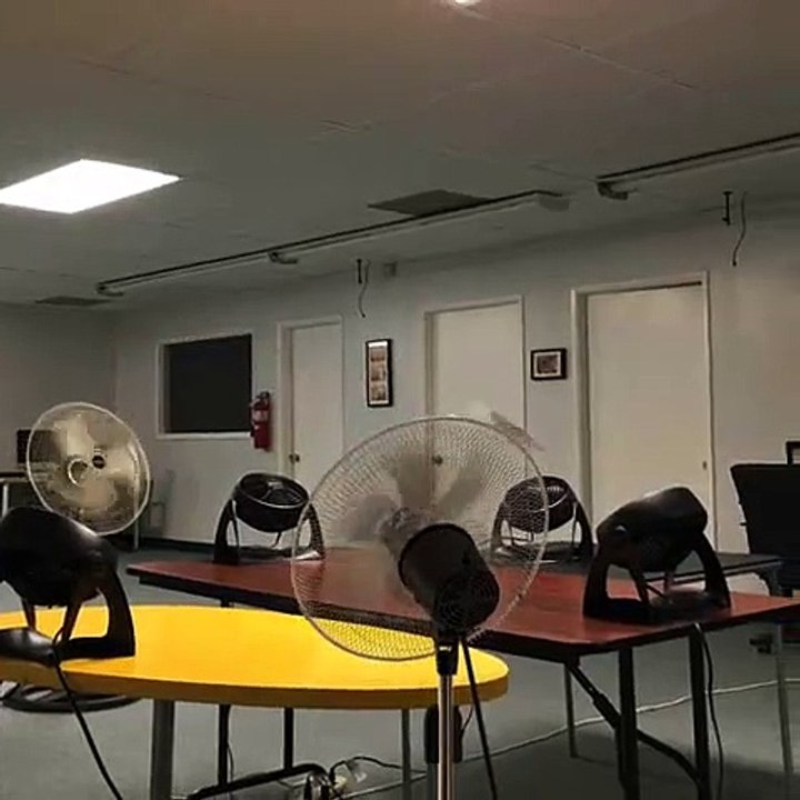 Il s’ennuie tellement au boulot qu’il fait voler un avion en papier avec des ventilateurs