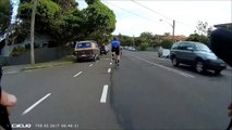 Un cycliste fait une grosse chute à cause d’un automobiliste avec une remorque qui fait un demi-tour sauvage