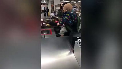 Le geste insolite d'un caissier de supermarché pour calmer le bébé d'une de ses clientes