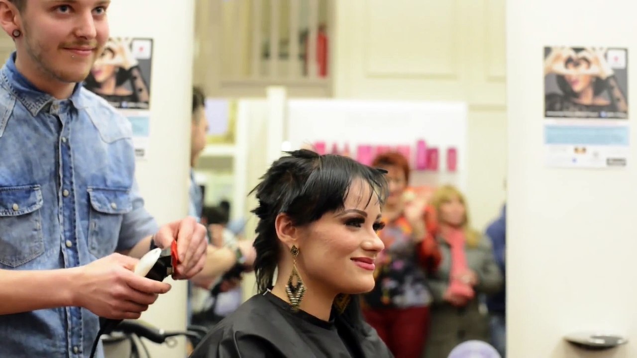 Jessie J lookalike shaves her head to copy her idol