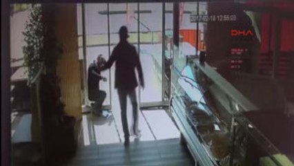 Tavşanlı Açık Sandığı Kapının Camına Çarptı