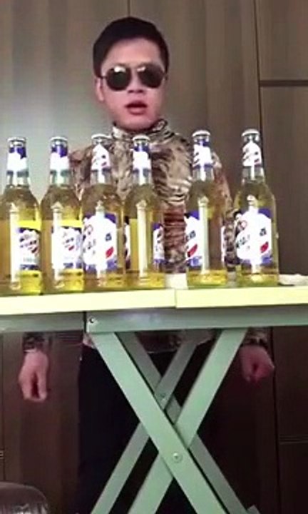 Il dévoile son astuce pour boire 6 bières en même temps