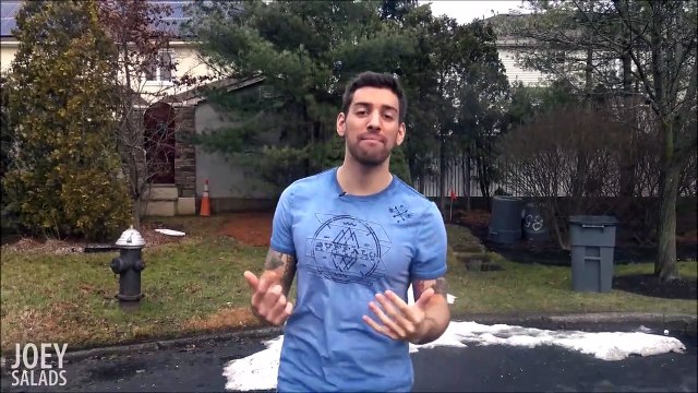 Il montre comment ouvrir une voiture sans utiliser de clef