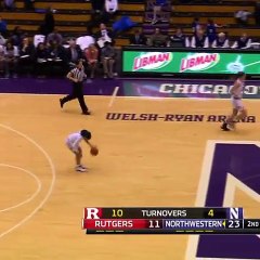 Une basketteuse fait l’erreur de refaire ses lacets en plein match !!