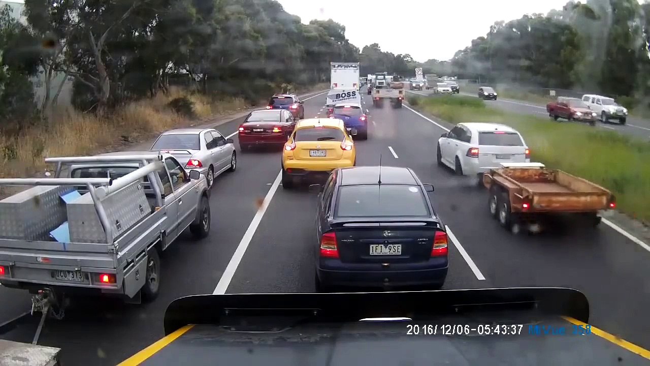 Un automobiliste fait le forcing pour s’insérer dans les bouchons...