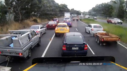 Un automobiliste fait le forcing pour s’insérer dans les bouchons...