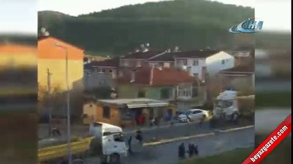 Önce kamyonu üzerine sürdü sonra sopayla kovaladı