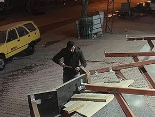 Birlikte İçtikleri Yaşlı Adamı Defalarca Bıçaklayıp Tekmelediler! O Anlar Kamerada