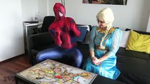 Spiderman y Congelado Elsa vs Caca y Pedos broma! w/ Rosa Spidergirl Diversión Superhéroe en Real