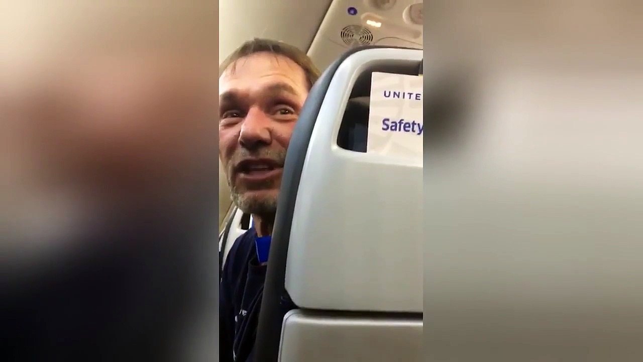 Ce couple se fait virer de l'avion pour avoir tenu des propos racistes !