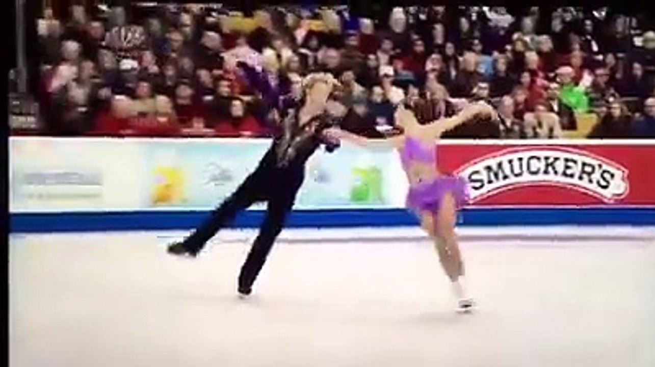 Meryl Davis and Alissandra Aronow demonstrate t...