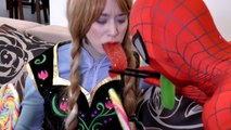 Spiderman y Congelado Elsa vs Médico Spiderbaby está Enfermo Divertida Película de Superhéroes en la vida Real