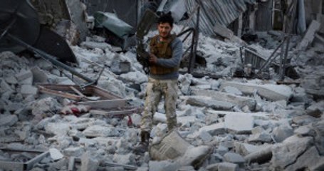 El Bab'da Askerler Santim Santim İlerleyerek Mayınları Temizliyor