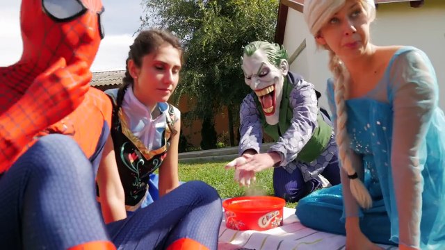 ★ SPIDERMAN PEE ON THE ELSA´S BATHTUB ★ Frozen Play Doh Cartoon Stop Motion