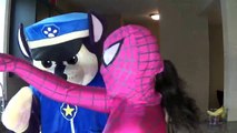 ROSA SPIDERGIRL LA GRAN TRASERO!! w/ Joker Chica y la Araña Gigante y Congelado Elsa JUGUETES PARA VER la Diversión