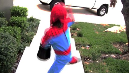 HALLOWEEN TRICK OR TREAT Kids Candy Surprise Toys Prank Halloween Candy Haul Spiderman Sup