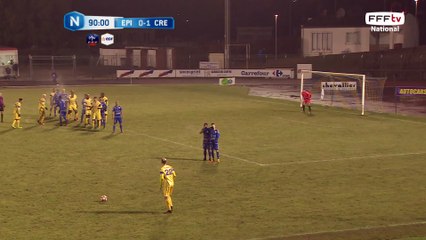 Coup franc bien frappé et tête qui passe hors cadre, mais hors jeu sifflé