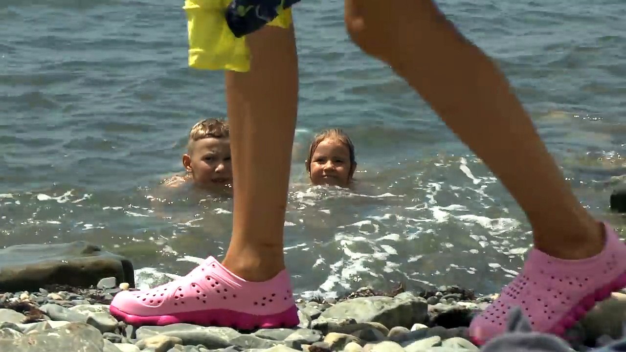 Los niños se bañan
