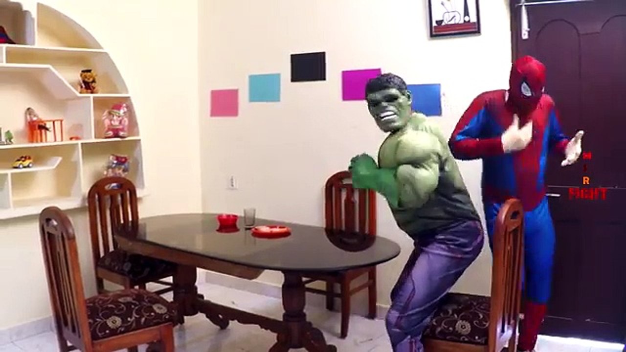 El LLANTO de los BEBÉS Pizza DIVERTIDO Superman Hace Bruto Impresionante PIZZA Superhéroes en la Vida Real de LLORAR