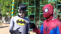 Batman y Spiderman y Hulk y Deadpool y Ironman Divertida Película de Superhéroes en la Vida Real