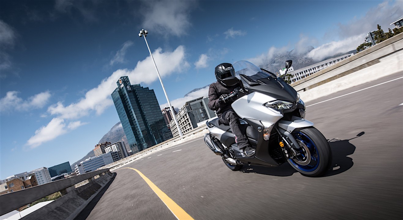 2017 Yamaha T-MAX 530 SX ESSAI AutoMoto