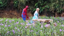 Frozen Elsa SUPERHEROES WUBBLE BUBBLE vs Spiderman PEE ON THE ELSA´S BATHTUB in real life-FahcgrLzWVk