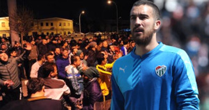 Bursasporlu Taraftarlar Bıçaklarla Futbolculara Saldırdı, Harun Tekin'i Dövdü