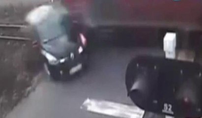 Uyarılara aldırmayan sürücü ağır yaralandı