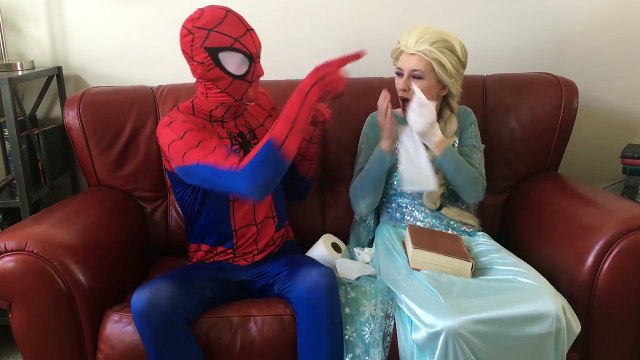 Spiderman Pierde Su Disfraz Frozen Elsa Helado Divertida Película de Superhéroes En la Vida Real En 4K