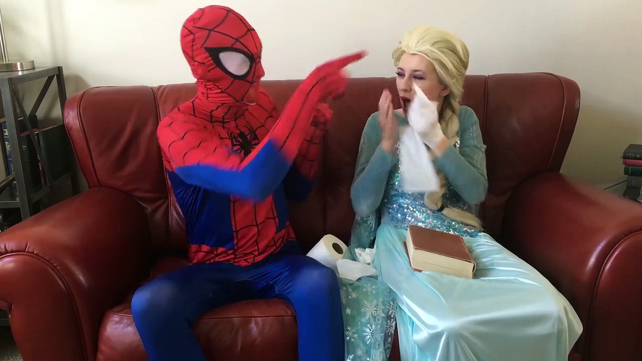 Spiderman Pierde Su Disfraz Frozen Elsa Helado Divertida Película de Superhéroes En la Vida Real En 4K