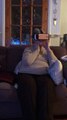 Cette mamie essaie des lunettes de réalité virtuelle : en mode montagnes russes