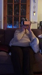 Cette mamie essaie des lunettes de réalité virtuelle : en mode montagnes russes