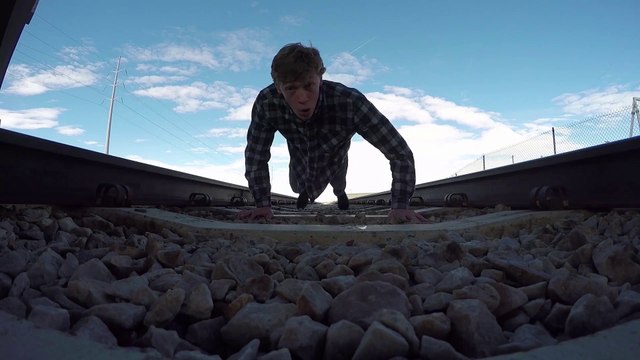 Ce taré passe sous un train en se couchant sur la voie ferrée