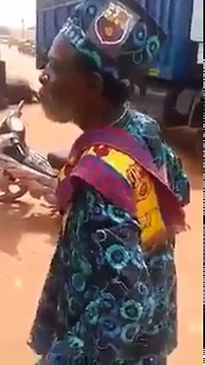 CRISE DE COLERE D'UN VIEUX DIOULA SUITE A LA DEFAITE DU FC BARCELONE,REGARDEZ