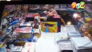 Women Thief Caught red Handed in Shopping mall by cctv camera
