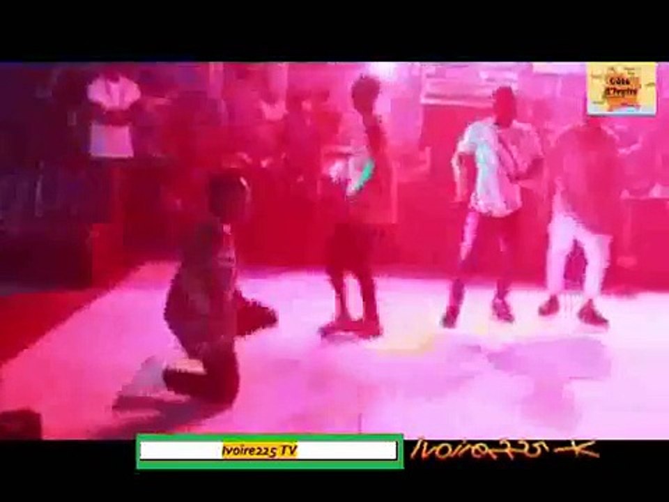 ARAFAT DJ FAIT LA DEMO DE SA NOUVELLE DANSE TAPIS VELO, REGARDEZ