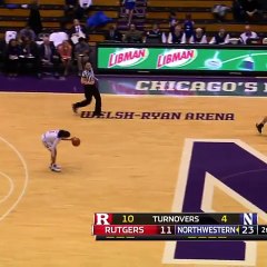 Une basketteuse fait l’erreur de refaire ses lacets en plein match