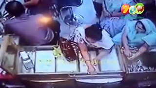 Lady Jeweler Thief Caught Red handed On CCTV in India.