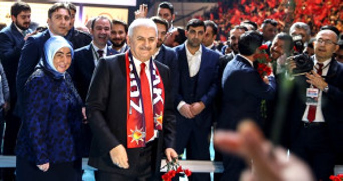 Uğur Işılak'tan AK Parti İçin Yeni Referandum Şarkısı: Evet Diyoruz