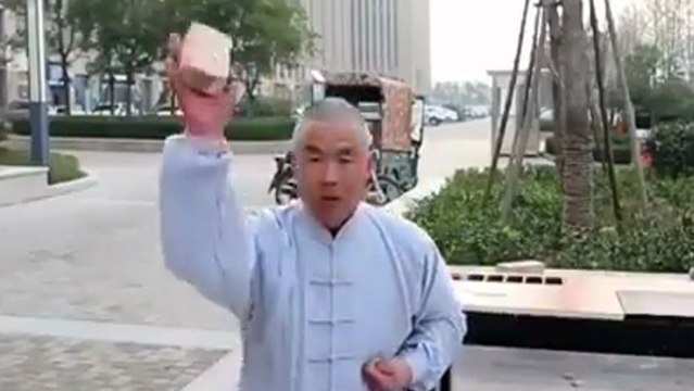 Des maîtres de Kung Fu avec les baloches en bétons