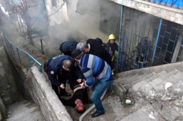 Dehşeti Yaşadılar! Eşine Bıçak Çekip Kovaladı, Evi Ateşe Verdi