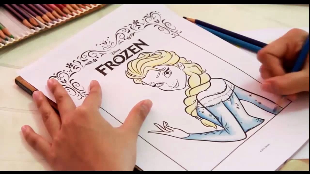 Como Pintar el Pelo de la Princesa Elsa con Tinta Azul en el Salón de Belleza de Barbie Video en