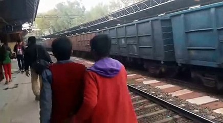 देखिए लड़की के ऊपर से गुजरी मालगाड़ी रेल उसके बाद जो हुआ उसे देखकर आप चौक जाएंगे
